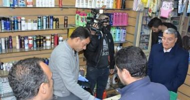 محافظ المنيا يحرر محضر مخالفة لصيدلية لعدم وجود الصيدلى .. صور