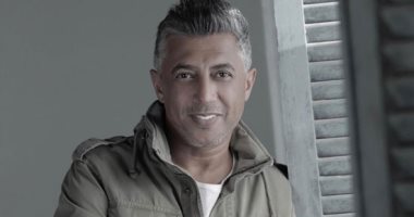 فيديو .. عمر العبد اللات يغني للأم المصرية فى عيدها ويؤكد: عملة نادرة 