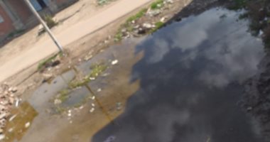 سيبها علينا.. أهالى دمياط يشكون من تراكم مياه الأمطار بالشوارع .. صور