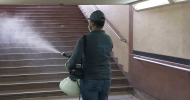 صور.. تعقيم محطة سكك حديد الأقصر لمكافحة فيروس كورونا بأيادى الشباب