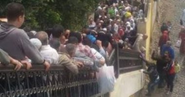 خوفا من كورونا.. قارئ من إيتاى البارود يحذر من تزاحم كوبرى مشاة السكة الحديد