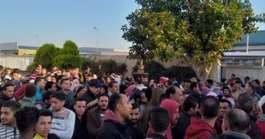 عمال بالإسماعيلية يطالبون بإجازة أسبوعين.. والمحافظ: ندرس موقفهم.. صور