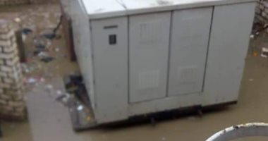 محول كهربائى محاط بالمياه والقمامة.. شكوى أهالى قرية أبو غالب بالجيزة