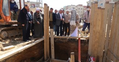 محافظ السويس يتفقد أعمال إصلاح الهبوط الأرضى بشارع النيل في الأربعين.. صور