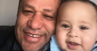صورة مع الحفيد .. كيف يقضي ضياء السيد الحجر المنزلى ؟