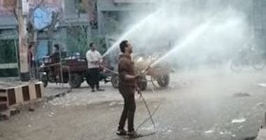 شباب عزبة الايتارية بالدقهلية يعقمون الشوارع والمنازل للتصدى لكورونا.. صور