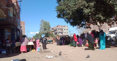 سوق شعبى مخالف بقرية بالقليوبية.. مجلس المدينة: تم فضه والتجار عادوا من جديد