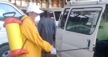 "الصحة" تواصل تطهير وتعقيم مواقف السيارات بأسوان.. صور