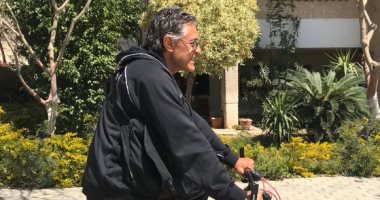 زكريا ناصف يمارس الرياضة "بالدراجة" بعد غلق أبواب النادي الأهلي