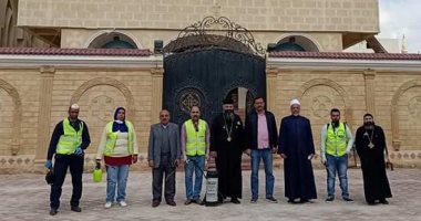 قس وشيخ أزهرى يطوفان مساجد وكنائس العاشر من رمضان لتعقيمها.. صور