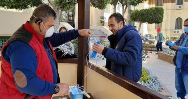 توزيع كمامات للوقاية من كورونا على العاملين بمحافظة القاهرة .. صور