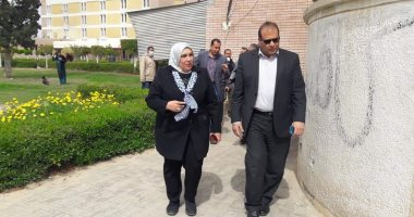 رئيس جامعة القناة تصرف مكافأة مالية تحفيزية للعاملين بالمستشفى الجامعى