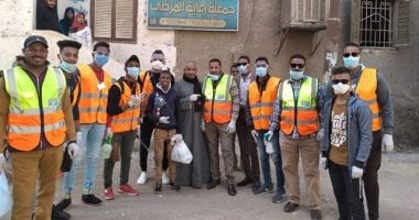 أهالى مدينة أسنا بالأقصر يعقمون مداخل ومخارج المنازل والمحلات..صور