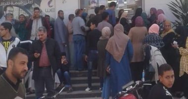 اضبط مخالفة.. زحام أمام سنترال زفتى بالغربية رغم التحذيرات من كورونا.. صور