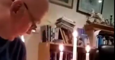قسيس كادت تشتعل فيه النيران أثناء عظة بثها عبر الإنترنت.. فيديو