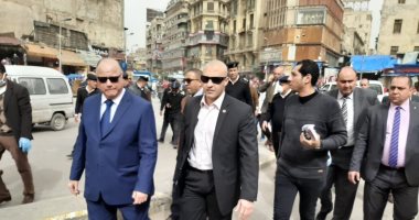 محافظ القاهرة للباعة بالعتبة: منع التجمعات فى مصلحة الجميع.. صور