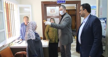 صور..  قياس درجة الحرارة لجميع العاملين والمترددين بمديرية التربية والتعليم بالغربية