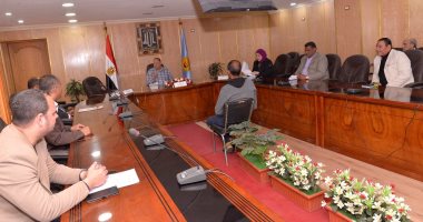 محافظ أسيوط يوجه وكيل الصحة لسد الاحتياجات الطبية ويرأس لقاء المواطنين.. صور
