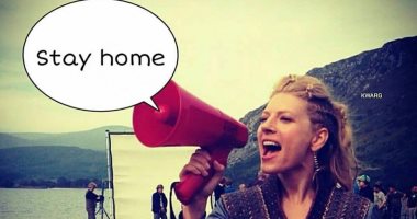 بملابس الحرب.. نجمة مسلسل vikings تطالب جمهورها البقاء فى منازلهم