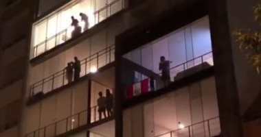 مواطنو بيرو يحتفلون بعيد ميلاد رئيسهم من شرفات منازلهم.. فيديو