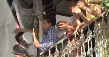 "بالحلل والمعالق".. الهنود يحيون رجال الرعاية الصحية لمحاربة كورونا.. فيديو