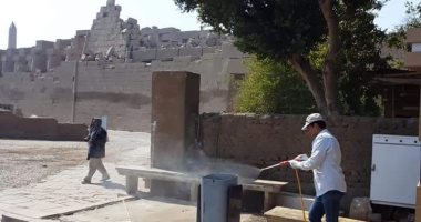 صور.. الآثار تبدأ أعمال التعقيم والتطهير فى معابد الكرنك والأقصر