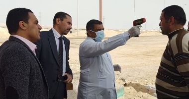 كمائن على مداخل الوادى الجديد للكشف على الوافدين بجهاز قياس درجة الحرارة 