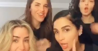 "كل البنات بتحبك".. كريم فهمى يشارك هنا الزاهد وأصدقاءها فيديو على تيك توك