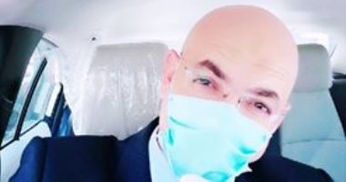 بالكمامة والجوانتى القارئ بركات يشارك فى مبادرة الوقاية من كورونا