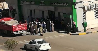 أضبط مخالفة.. زحام أمام مكتب بريد الغردقة رغم التحذير من كورونا.. صور