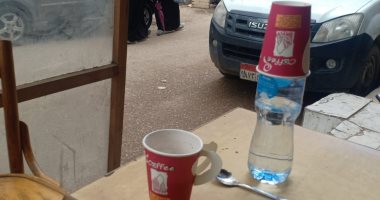 صور .. مقاهى دمياط تلغى الشيشة وتستخدم الأكواب الورقية لتقديم المشروبات