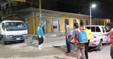 صور.. شباب مدينة الطود يواصلون حملاتهم لتطهير وتعقيم الطرق والشوارع 