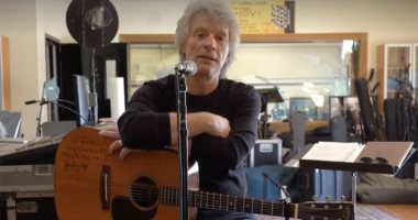 بعد إصابة عضو الفريق بكورونا.. جون بون جوفى يطالب الجمهور بكتابة أغنية معه