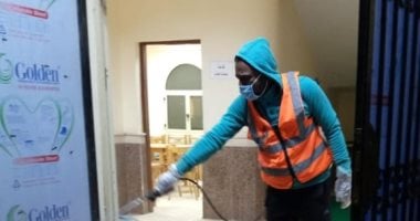 صور.. شباب "الرزيقات" يطهرون ويعقمون قريتهم بالجهود الذاتية لمكافحة كورونا