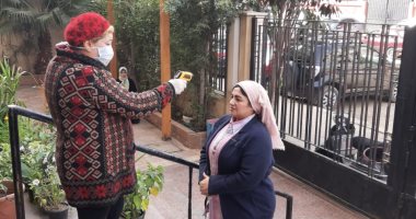 صور.. تعليم القاهرة تفحص المترددين على الديوان للوقاية من كورونا