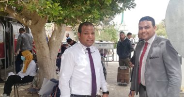 جهود تطوعية لتنظيم صرف رواتب الموظفين من ماكينات الصرافة بالوادى الجديد.. صور