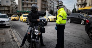 إيقاف ضابط شرطة فى اليونان عن العمل تعدى على مواطن لخرقه إجراءات كورونا 