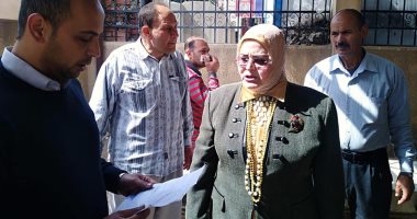 صور.. وكيل تعليم كفر الشيخ تخصص موظف لانهاء خدمات المواطنين فى المديرية