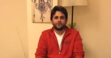 على الاسكوتر.. مصطفى خاطر ينصح جمهوره بالبقاء فى المنزل بطريقته الخاصة