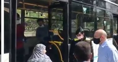 رئيس وزراء الأردن يشترى من حافلات توزيع الخبز على المنازل.. فيديو