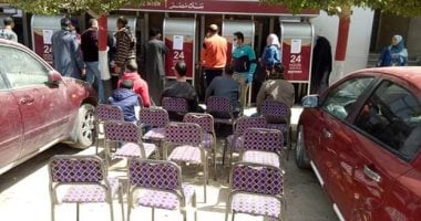 كراسى أمام ماكينات الصراف الآلى لمنع الزحام لمواجهة فيروس كورونا بالمنيا