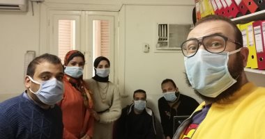 بالجوانتى والكمامة قارئة تشارك صورة فى مبادرة الوقاية من كورونا