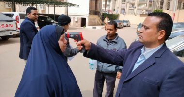 صور.. إمداد أبواب مبنى محافظة البحيرة بكاشف الحرارة وتوزيع ماسكات على المواطنين