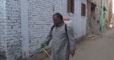 اثنان من أهالى قرية الراشدة بالوادى الجديد يقومون بتعقيم القرية ضد كورونا  