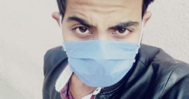 طالب نظم إدارية يشارك بصورته ضمن مبادرة اليوم السابع "بالجوانتى والكمامة"