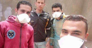 طلاب تربية أسيوط يشاركون صور لتعقيم مبانى الكلية