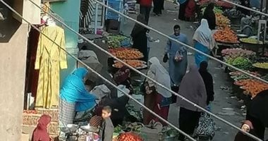 قارىء يشكو من ازدحام سوق قرية مجيريا بأشمون رغم قرارات اغلاق الأسواق