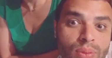 "هنتجنن والله".. رامى صبرى وزوجته يقضيان أوقات الحجر المنزلى بفيديو طريف