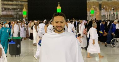 حمادة هلال بصورة قديمة أمام الكعبة: اللهم ردنا إليها قريبا