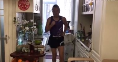 "لو حسيت بالملل أعمل زيه"..صيني ركض 513 كيلو متر فى شقته خلال الحجر المنزلى 